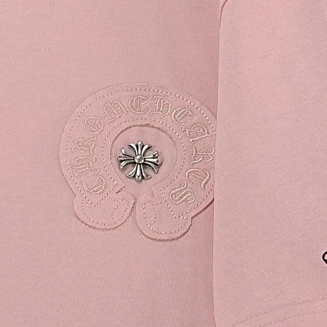 P180 Chrome Hearts Chrome Hearts 25 high version. The fabric is made of 300g high-density pure cotton. It does not deform or shrink. It has three labels. It is the same style for men and women. Technology: patch embroidery + original development hardware. Color: white, black, pink. SIZE: S-XL